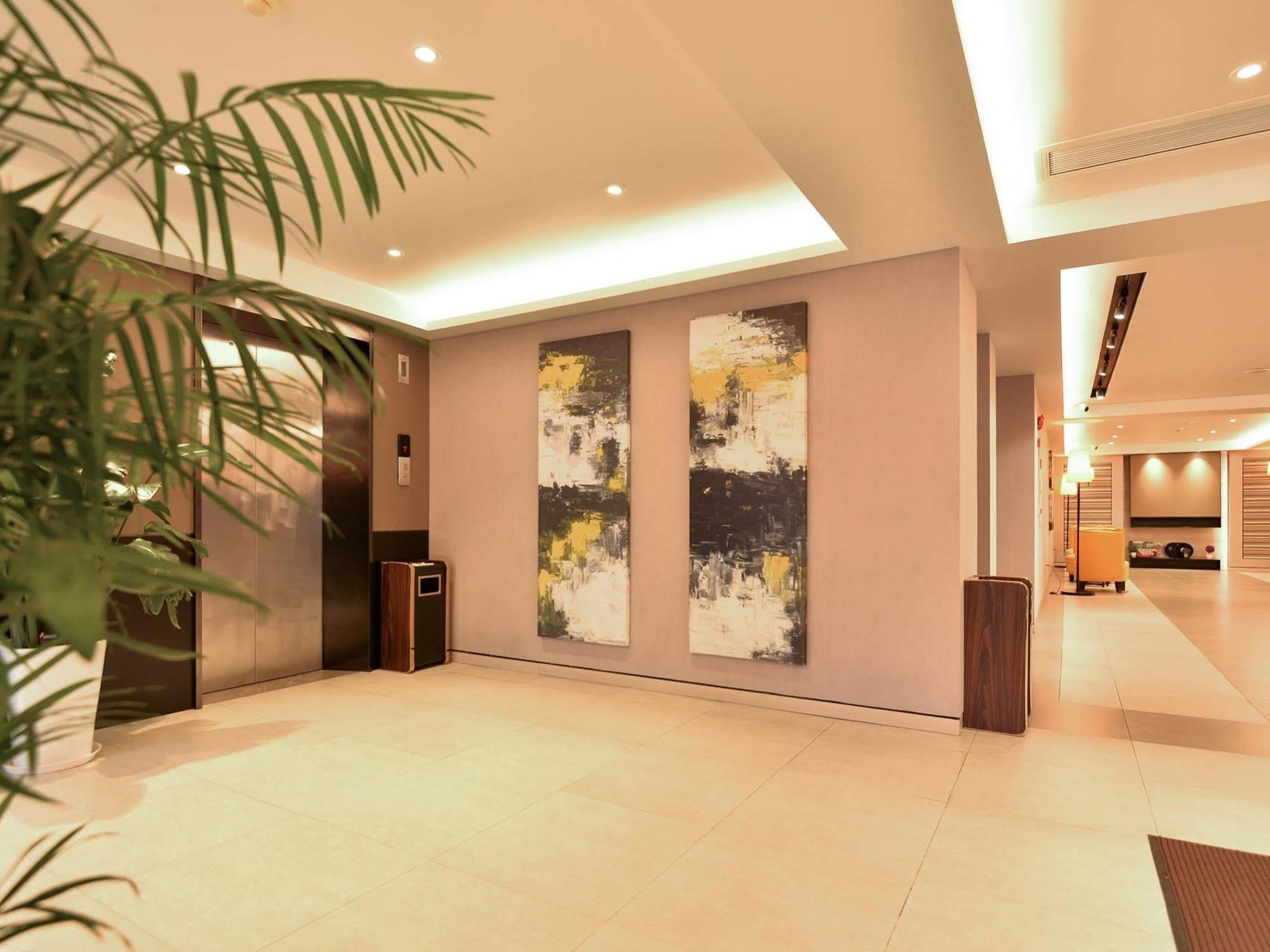 Home Inns Plus Shanghai Xujiahui Branch Esterno foto