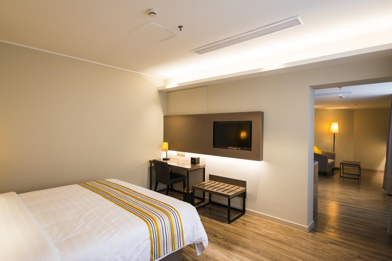 Home Inns Plus Shanghai Xujiahui Branch Esterno foto