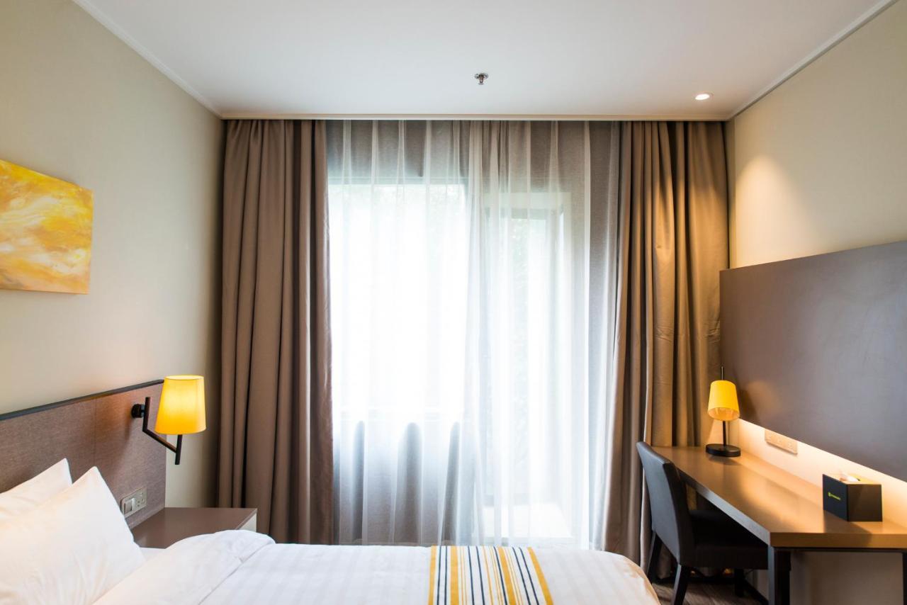 Home Inns Plus Shanghai Xujiahui Branch Esterno foto