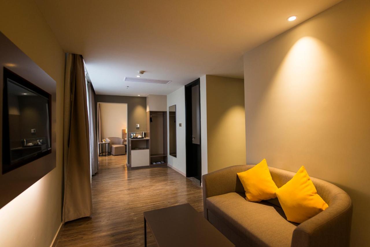 Home Inns Plus Shanghai Xujiahui Branch Esterno foto